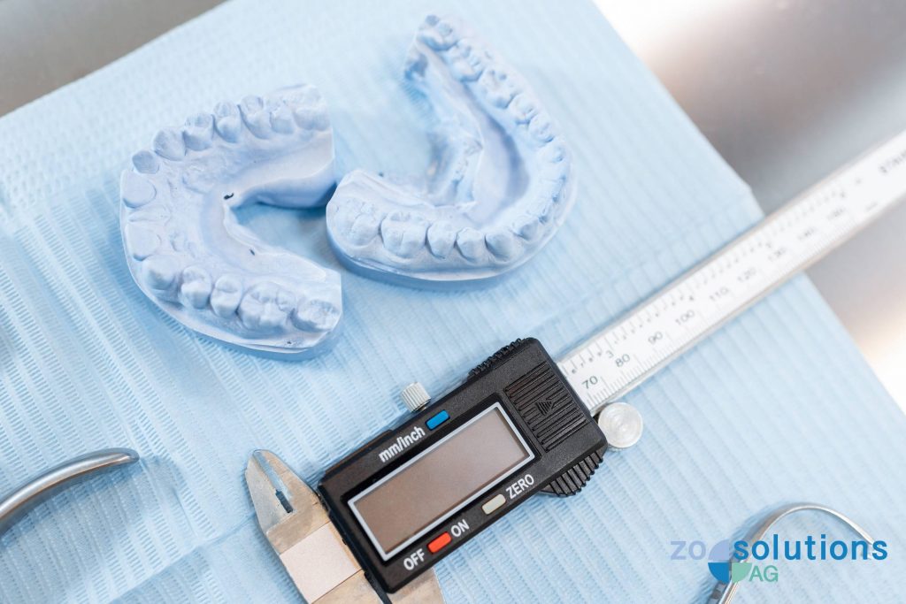 Zahnabdruck aus Gips auf einer GOZ Abrechnung beim Kieferorthopäden